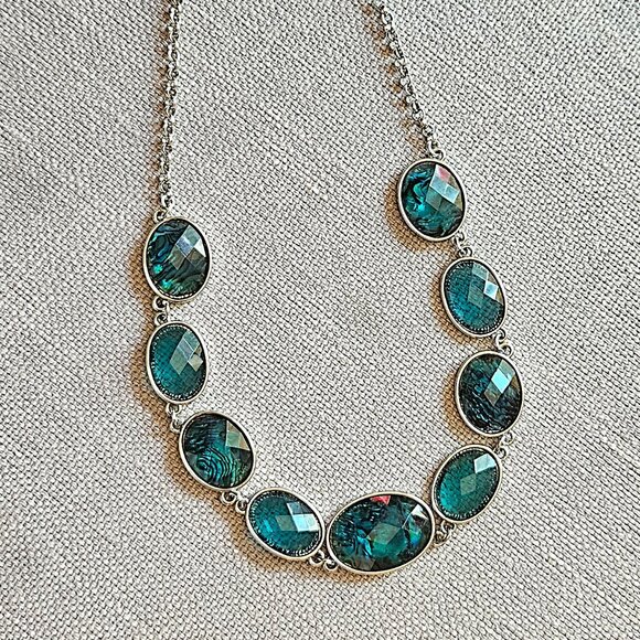 Standout STATEMENT NECKLACE - Stunning, vibrant turquoise beaded necklace - Picture 6 of 6